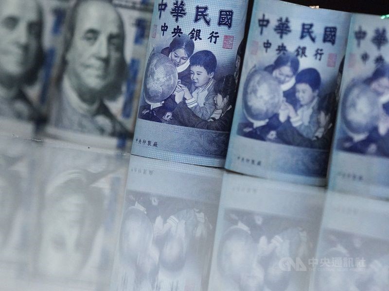 出口商持續拋匯,支撐新台幣走勢偏升,不過央行大力穩匯,新台幣兌美元27日收在平盤28.811元。(中央社檔案照片)