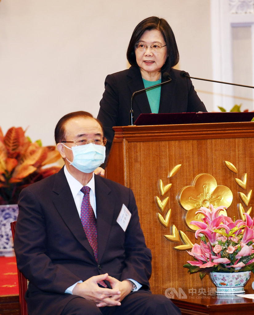 總統蔡英文(右)27日在總統府接見由前衛生署長侯勝茂(左)所帶領的108年度績優捐血人等,感謝他們在捐血這份志業上風雨無阻、不屈不撓、非常有毅力。中央社記者施宗暉攝 109年11月27日