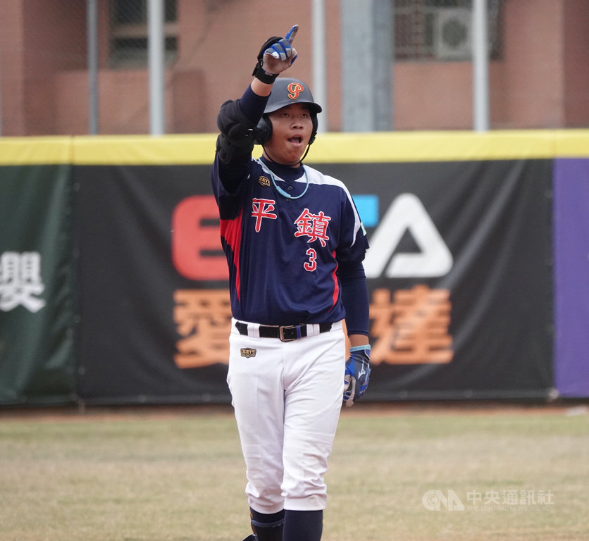 黑豹旗青棒賽平鎮高中強打陳佳樂27日8強打擊有表現,單場2安貢獻2分打點,率隊晉級4強。中央社記者謝靜雯攝 109年11月27日