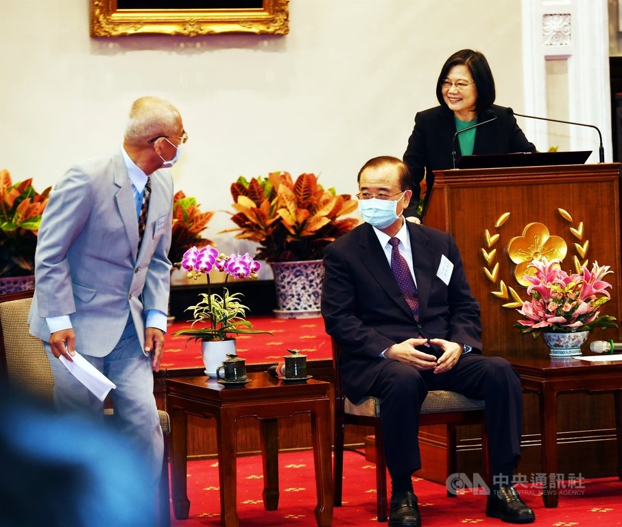 總統蔡英文(右)27日在總統府接見108年度績優捐血人代表林鴻文(左)等,感謝他們在捐血這份志業上風雨無阻、不屈不撓、非常有毅力且堅持。中央社記者施宗暉攝 109年11月27日