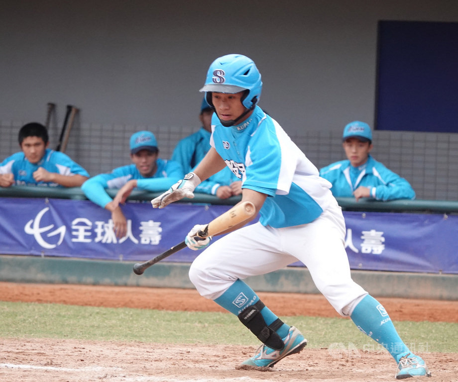2020第8屆黑豹旗全國高中棒球大賽8強戰,穀保家商27日與屏東高中交手,穀保高一打者林盛恩單場3安2打點,率隊以8比4拿勝、連8屆晉級4強。中央社記者謝靜雯攝 109年11月27日