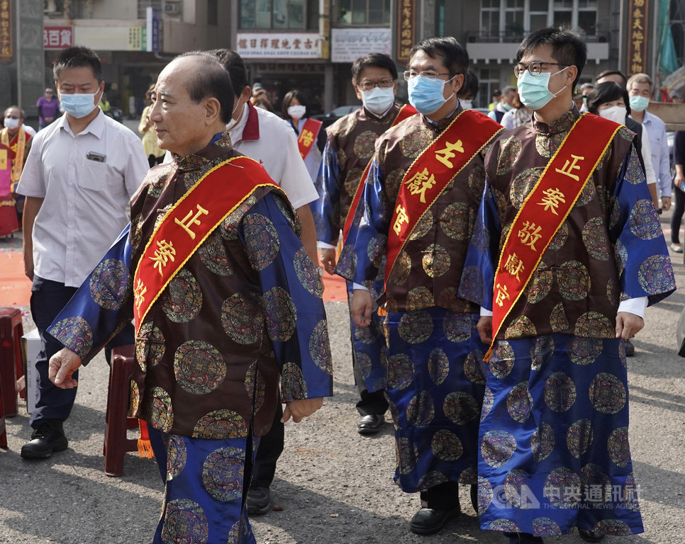 前立法院長王金平(前左)27日邀請高雄市長陳其邁(前右1)、台南市長黃偉哲(前右2)與屏東縣長潘孟安(前右3)到鳳山開漳聖王廟祈福。中央社記者董俊志攝 109年11月27日