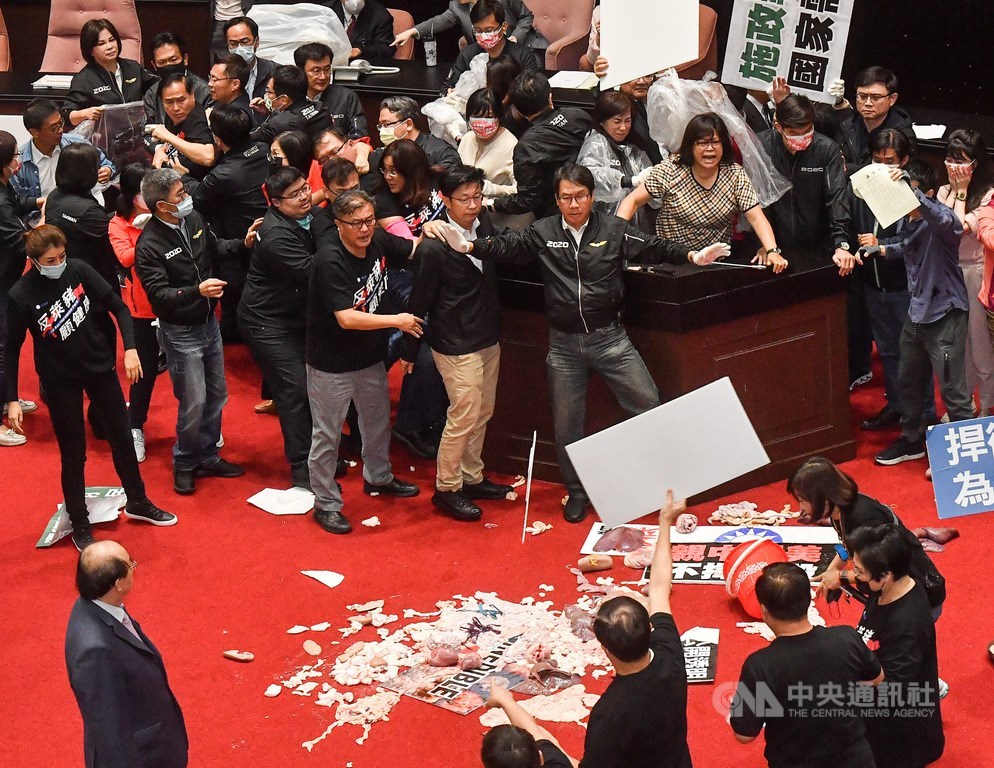 行政院長蘇貞昌27日第13度赴立法院施政報告,仍遭到國民黨團杯葛阻擋,朝野爆發推擠,國民黨立委並丟起豬皮與內臟,場面一片混亂。中央社記者鄭清元攝 109年11月27日