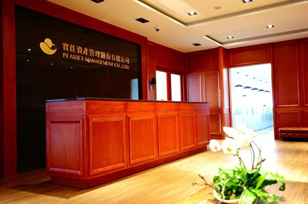 原勞動部勞動基金運用局國內投資組長游迺文涉收賄操控特定公司股價,27日遭羈押禁見。北檢展開第2波搜索行動,並拘提涉嫌行賄的寶佳資產管理公司邱姓投資主管到案。(圖取自寶佳資產管理公司網頁pjam.com.tw)
