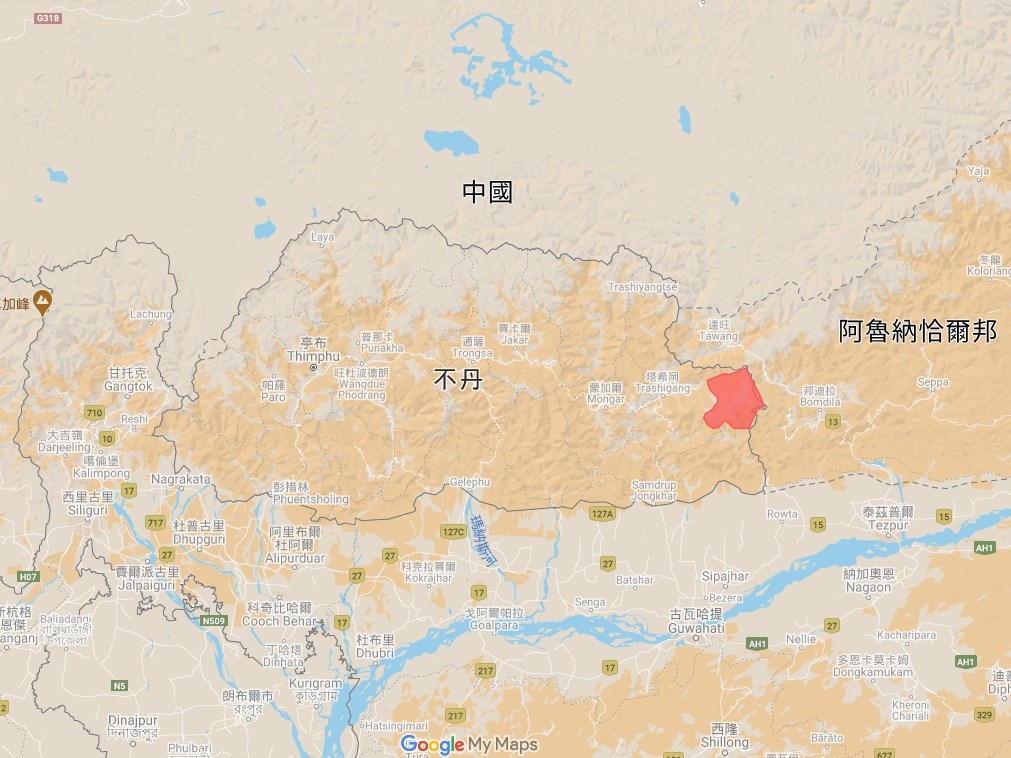 英媒報導,中國6月間突然聲稱,不丹東部一塊面積740平方公里的薩克登野生動物保護區(紅色區塊)是「中國領土」,薩克登保護區東側鄰近中國聲稱擁有主權的印度阿魯納恰爾邦。(圖取自Google地圖網頁google.com/maps)