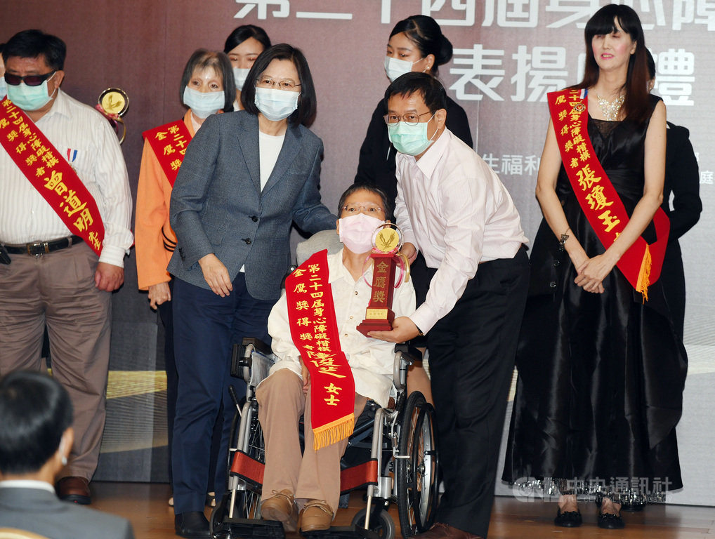 總統蔡英文(前左)28日在台北出席第24屆身心障礙楷模金鷹獎表揚典禮,頒獎給獲獎身障朋友,肯定他們樂觀進取、積極奮進的精神。中央社記者施宗暉攝 109年11月28日