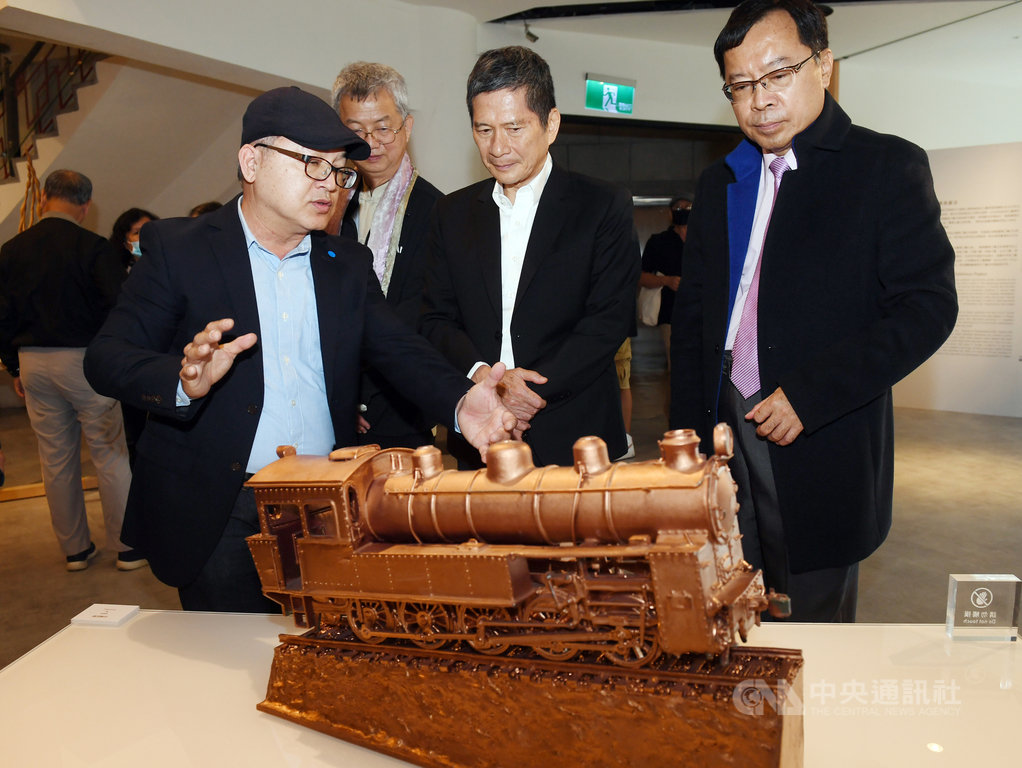 「百藝芳華—2020台灣工藝大展」28日舉行開幕典禮,文化部長李永得(前中)出席,現場聽取陶瓷藝術工藝師謝嘉亨(前左)介紹作品創作理念。中央社記者施宗暉攝 109年11月28日