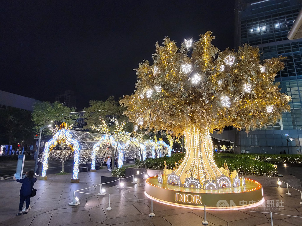台北101位處信義區百貨戰區,附近街道、出入口處都設計大型燈飾,台北101今年也參與台北市政府「2020繽紛耶誕玩台北」活動。(台北101提供)中央社記者蘇思云傳真 109年11月28日