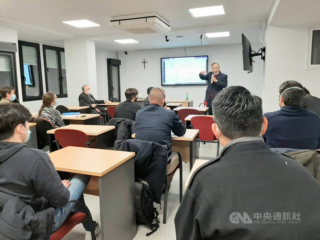 駐西班牙代表劉德立當地時間27日應邀赴西班牙CEU大學聖保羅分校經濟暨企業研究所演說並介紹台灣,班上學生全員出席,也有學生透過網路視訊聆聽演講。(駐西班牙代表處提供)中央社記者曾婷瑄巴黎傳真 109年11月28日