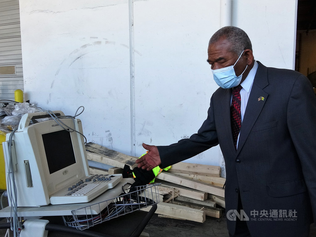 聖文森駐洛杉磯名譽總領事吉爾(Cadrin Gill)27日感謝台灣僑胞創立的幫幫忙基金會,捐贈二手醫療器材。中央社記者林宏翰洛杉磯攝 109年11月28日