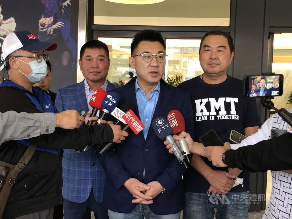 國民黨主席江啟臣(中)28日上午到國民黨苗栗縣黨部參加黨慶活動,談及國民黨青年團不認同丟豬內臟時說,國民黨是包容政黨,能相互討論不同意見,主要是扮演好在野黨角色,讓執政黨聽見民意。中央社記者魯鋼駿攝 109年11月28日