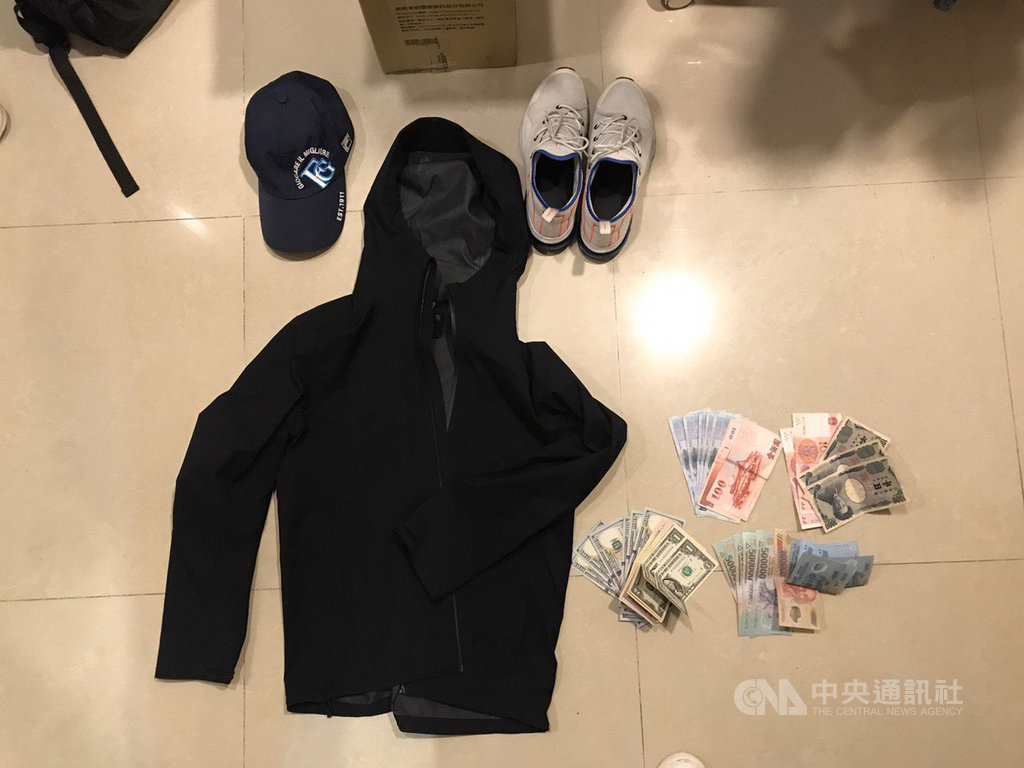 台北市萬華警分局28日宣布破獲搶奪案,47歲高姓男子騎贓車到廣州街夜市行搶,警方獲報後擴大偵辦,3天後逮人到案,訊後送辦。圖為警方查獲證物。(警方提供)中央社記者劉建邦傳真 109年11月28日