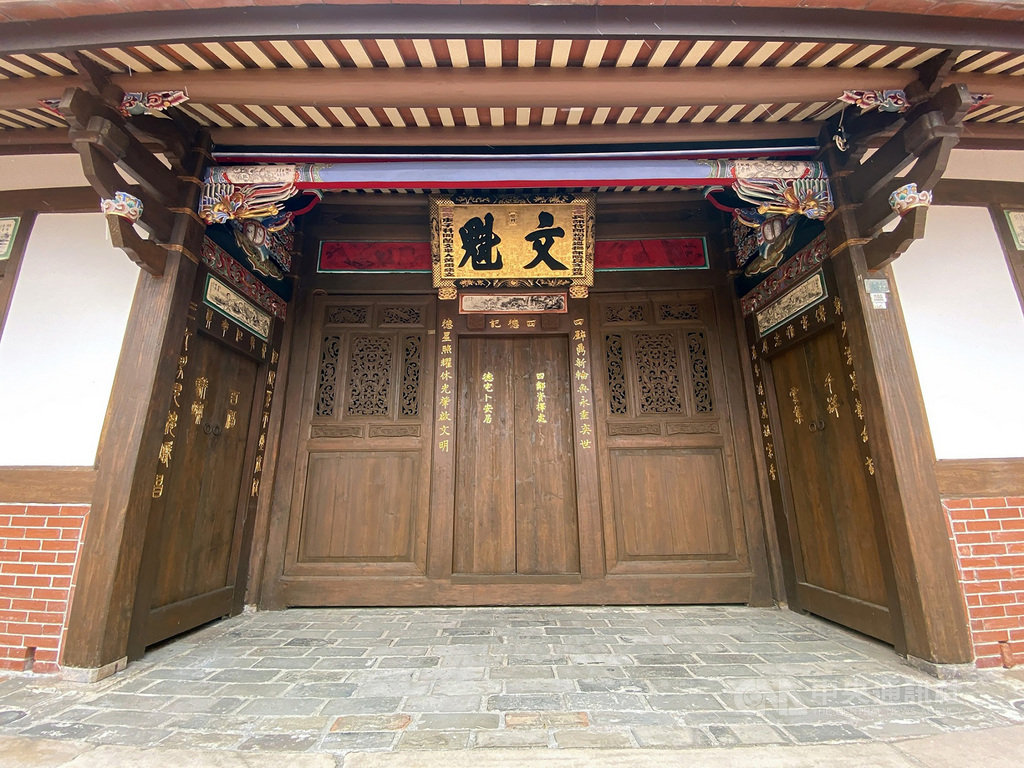 宜蘭傳藝園區內有座傳統三合院「黃舉人宅」,經營團隊自108年10月起展開修復工程,在黃舉人宅正廳完成剝漆修復工程與楹聯文字安金等。(全聯善美的文化藝術基金會提供)中央社記者王朝鈺傳真 109年11月28日
