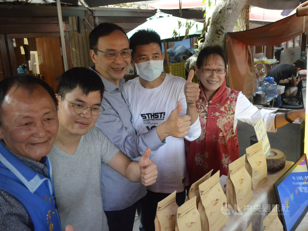 前國民黨主席朱立倫(左3)28日應雲林縣政府邀請,到古坑綠色隧道參與2020台灣咖啡節活動,和現場民眾開心合影。中央社記者蔡智明攝 109年11月28日
