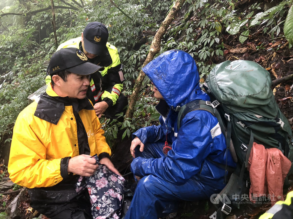 陳姓男子(右)日前從宜蘭大同四季村入山欲前往神代山,因山上起霧視線不佳而迷失方向,警消及林務局人員28日出動搜索,下午在留茂安林道附近樹林找到陳男。(讀者提供)中央社記者王朝鈺傳真 109年11月28日