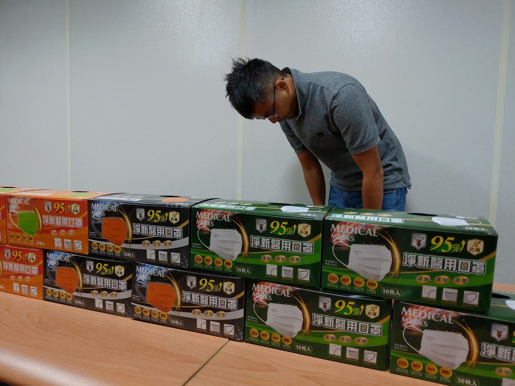 高雄市衛生局28日表示,接獲民眾指淨新口罩夾層有蟲後,27日立即到淨新廠房稽查,但製造廠現場天花板及地面平滑清潔,門窗緊閉無漏洞,符合防鼠、防蟲及防塵規範,環境衛生及作業流程符合作業規範。淨新科技則表示,口罩品質公司責無旁貸,會配合衛生局調查。(淨新科技提供)中央社記者侯文婷傳真 109年11月28日