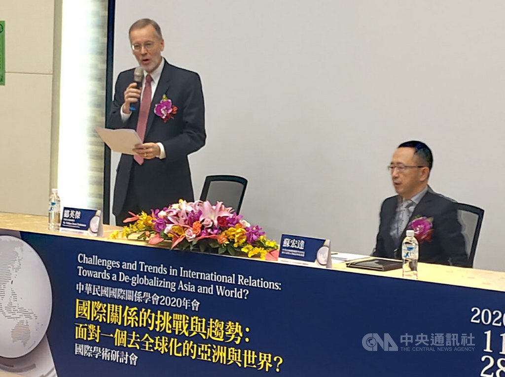 美國在台協會(AIT)處長酈英傑28日在中華民國國際關係學會年會發表「變動世界局勢下的美台夥伴關係」專題演講,提及美國與台灣的重組供應鏈、民主治理、安全、區域建設等領域合作。中央社記者陳韻聿攝 109年11月28日