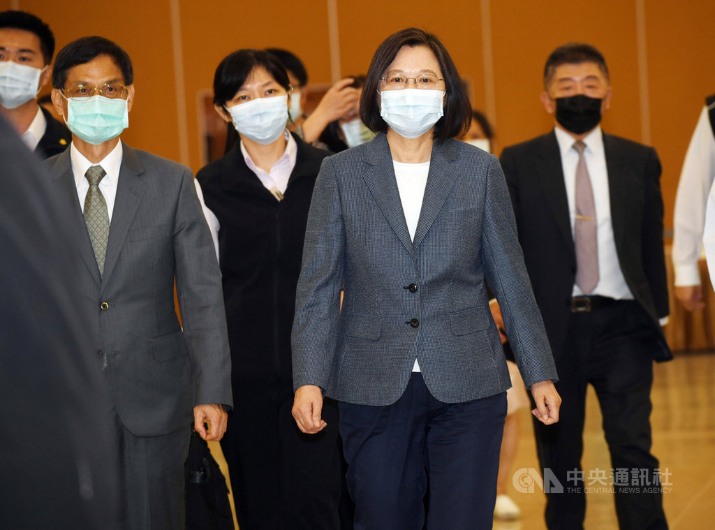 總統蔡英文(前右)28日在台北出席第24屆身心障礙楷模金鷹獎表揚典禮,結束後與行政院政務委員林萬億(前左)、衛福部長陳時中(後右)等一起離去。中央社記者施宗暉攝 109年11月28日