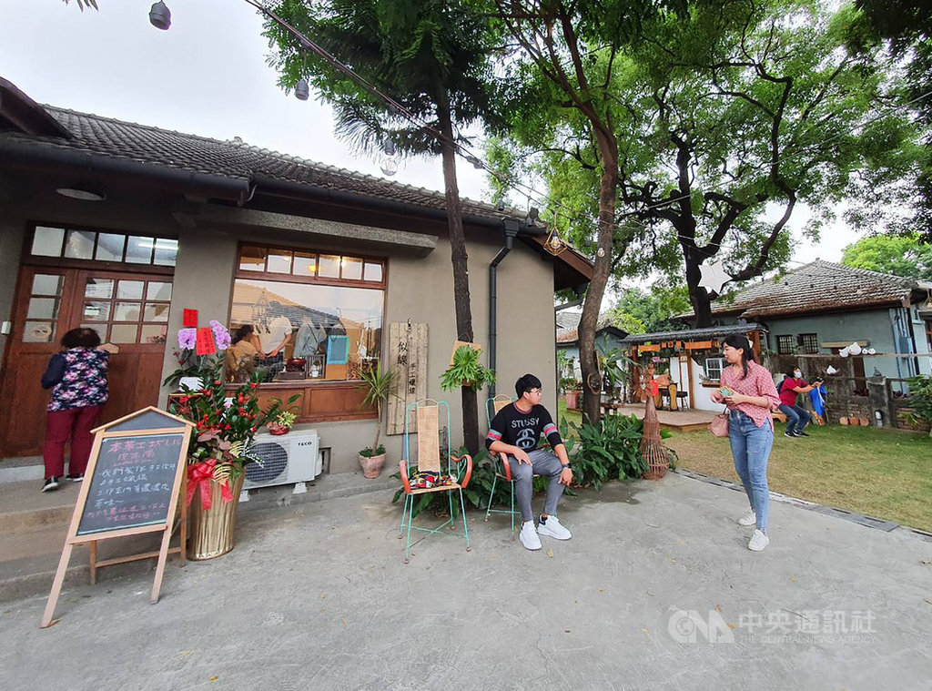 屏東勝利星村創意生活園區計有59個品牌進駐,更是全台保留眷舍最多的歷史建築群,如今已成屏東市內熱門休閒景點。中央社記者郭芷瑄攝 109年11月28日