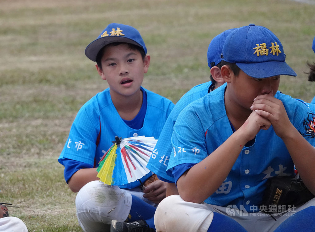 台北市福林國小少棒隊沈立宸(後)是爸爸、退役球星沈鈺傑口中的「棒球癡」,28日在2020徐生明盃少棒賽有長打表現,更喊話明年要穿代表王牌的1號球衣。中央社記者謝靜雯攝 109年11月28日
