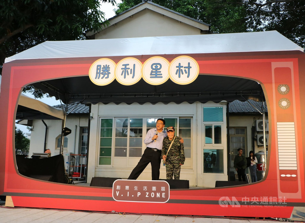 屏東勝利星村創意生活園區28日舉辦「生活日」,現場有市集、眷村故事分享及舞台節目等,吸引許多民眾前往,縣長潘孟安(左)也到場與民眾一起「享生活」。(屏東縣政府文化處提供)中央社記者郭芷瑄傳真 109年11月28日