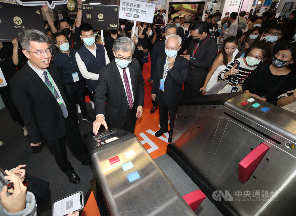 2020台北.金融博覽會28日持續在台北世貿中心展覽一館展出,金管會主委黃天牧(前排左2)參觀現場攤位,體驗參展廠商設施。中央社記者張新偉攝 109年11月28日