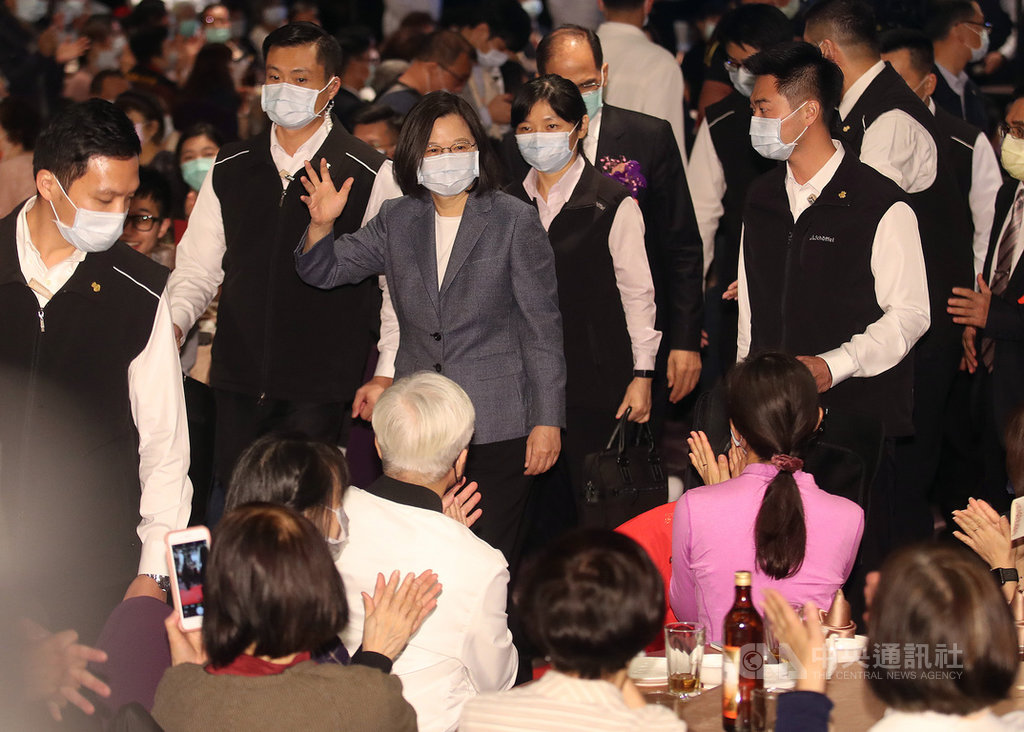 總統蔡英文(中灰色外套者)28日晚間出席「台北市宜蘭縣同鄉會會員大會」,離開時揮手向出席人士致意。中央社記者張新偉攝 109年11月28日