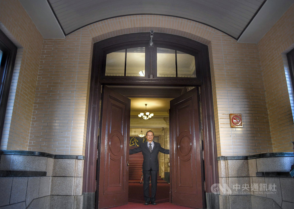司法院長許宗力28日打開司法院大門,為「打開司法院」活動揭幕,邀民眾走進、認識司法,透過司法建築百年巡禮,回顧與見證台灣司法重要演進歷程。中央社記者王飛華攝 109年11月28日