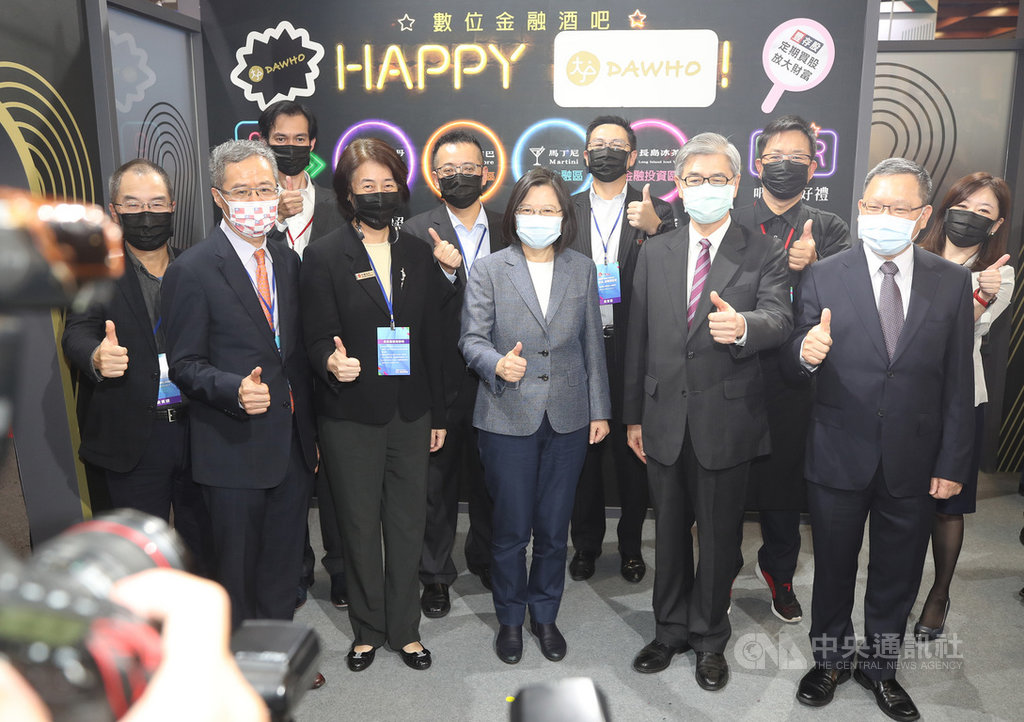 總統蔡英文(前中)28日下午到台北世貿一館參訪「2020台北.金融博覽會」與財政部長蘇建榮(前右)、金管會主委黃天牧(前右2)等人一同參觀攤位。中央社記者張新偉攝 109年11月28日