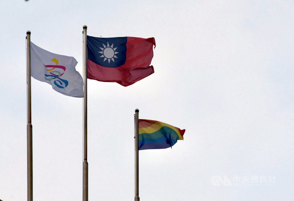 高雄市政府28日上午在四維行政中心及鳳山行政中心掛起彩虹旗,表達支持下午登場的2020第11屆高雄同志大遊行。中央社記者侯文婷攝 109年11月28日