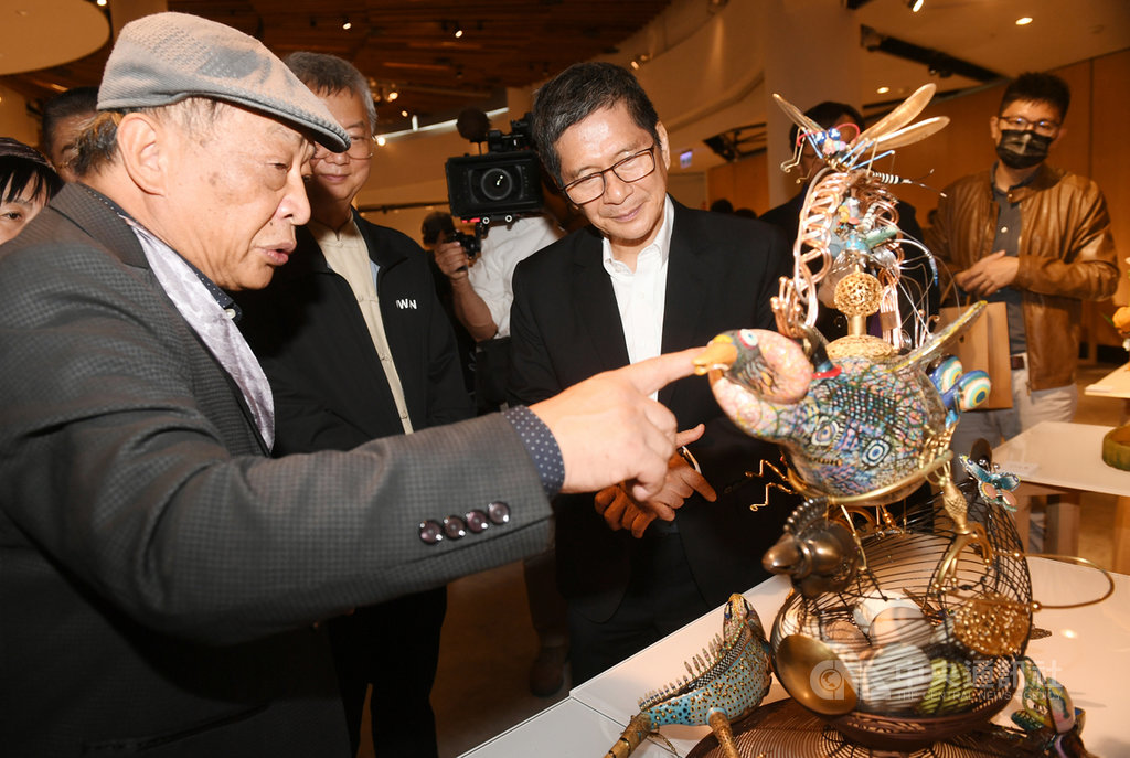 文化部長李永得(前中)28日出席「百藝芳華—2020台灣工藝大展」開幕典禮,聽取工藝家蔡爾平(前左)解說作品「一隻雁鴨的歸鄉路」。中央社記者施宗暉攝 109年11月28日