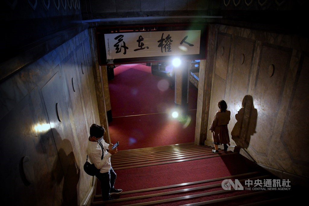 司法院28日開放民眾參觀,邀民眾透過司法建築的百年巡禮,一同回顧與見證台灣司法的重要演進歷程,展望未來「國民法官制度」的變革。圖為書法水墨名家朱振南作品「司法為民、人權在茲」。中央社記者王飛華攝 109年11月28日