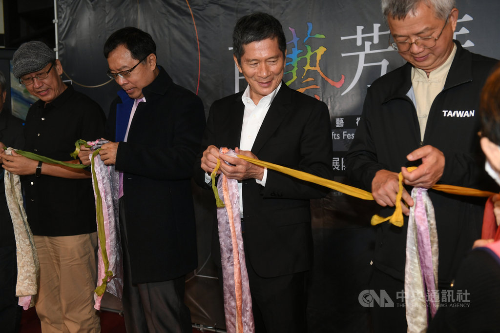 文化部長李永得(左3)28日在國立台灣工藝研究發展中心出席「台灣工藝復興季-百藝芳華2020台灣工藝大展」開幕典禮,和與會藝術家及來賓共同為活動揭幕。中央社記者施宗暉攝 109年11月28日