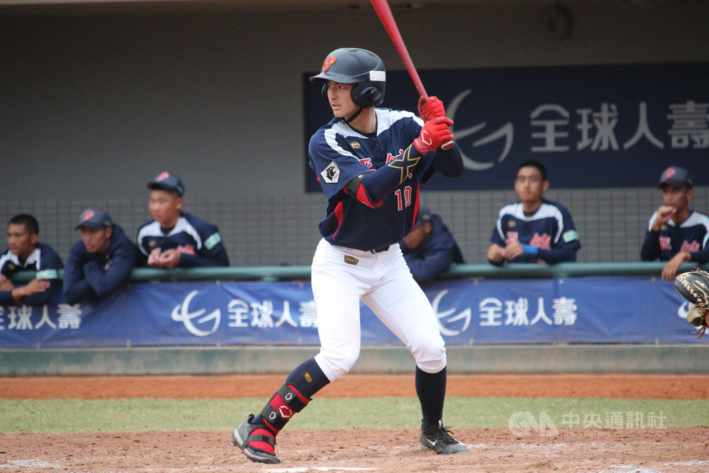 平鎮高中28日在黑豹旗全國高中棒球大賽以3比1擊敗成德高中,平鎮張宥鈞(前)打擊表現關鍵,他表示,這場比賽就是想辦法為球隊建功,畢業後如果有機會想打職棒。中央社記者楊啟芳攝 109年11月28日