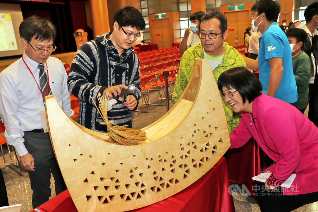 109年木育玩具創作競賽28日在新北市舉行,設計師黃旭宏(左2)從達悟族的拼板小舟發想,設計出「搖曳塔塔浪」,適合讓孩子們當木馬玩。(新北市政府提供)中央社記者黃旭昇新北市傳真 109年11月28日