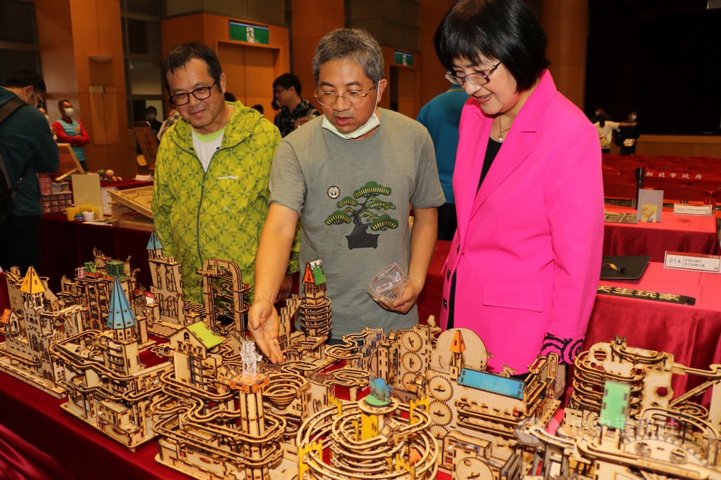 新北市社會局長張錦麗(右)、台灣玩具圖書館協會理事長葉國芳(前左)28日赴109年木育玩具創作競賽活動現場,參觀參賽者的木製玩具作品。(新北市政府提供)中央社記者黃旭昇新北市傳真 109年11月28日