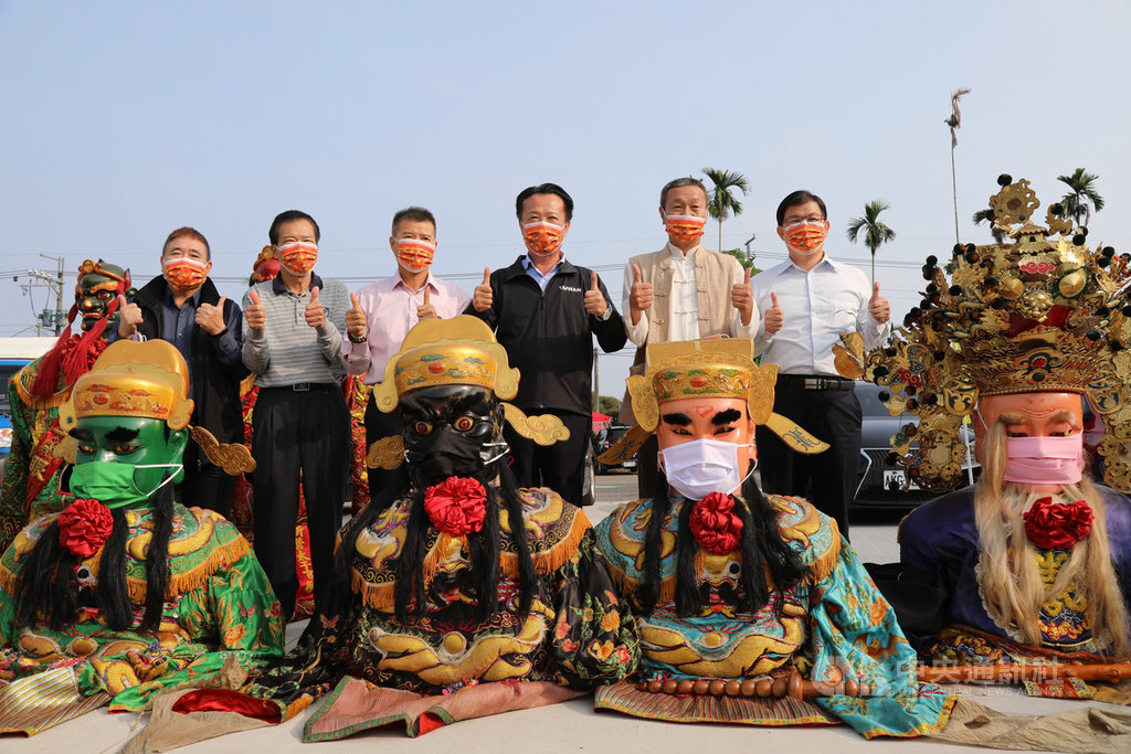 嘉義中埔歡喜財神廟打造戴彩色口罩神將團,28日聘請嘉義縣長翁章梁(右3)為彩色口罩神將團榮譽團長,宣導12月1日秋冬防疫專案實施。中央社記者蔡智明攝 109年11月28日