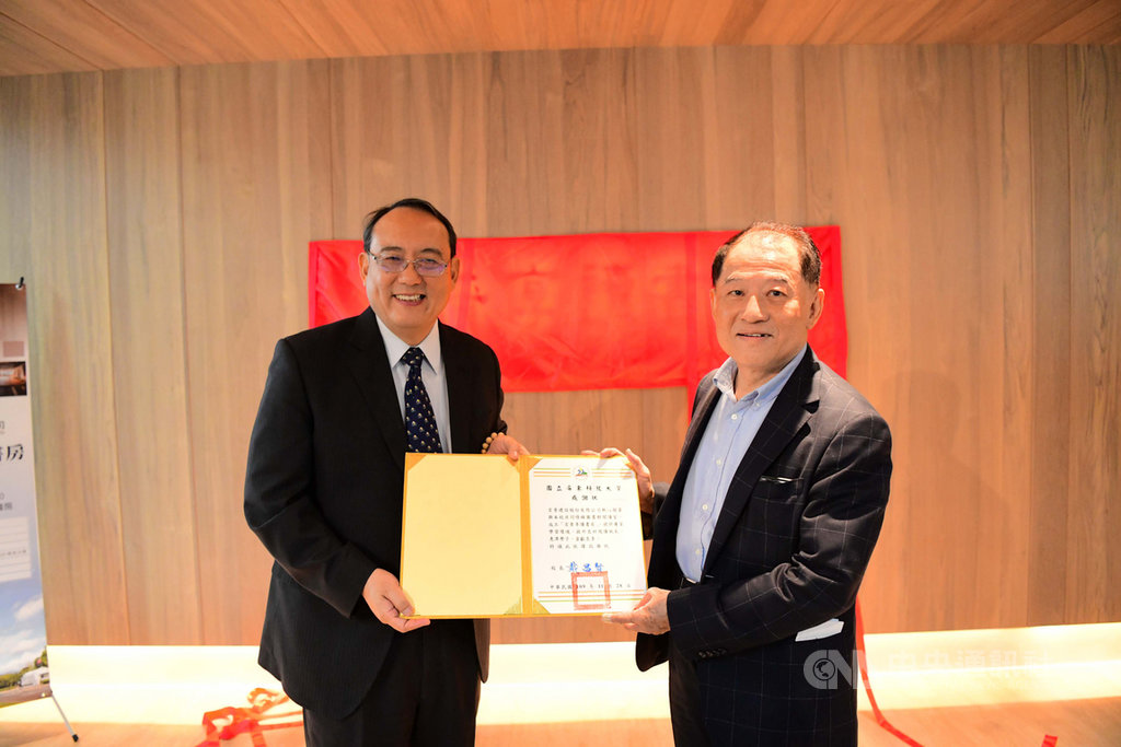 屏東科技大學「宏普享讀書房」由校友段津華(右)捐資改建,校長戴昌賢(左)特別頒發感謝狀。(屏科大提供)中央社記者郭芷瑄傳真 109年11月28日