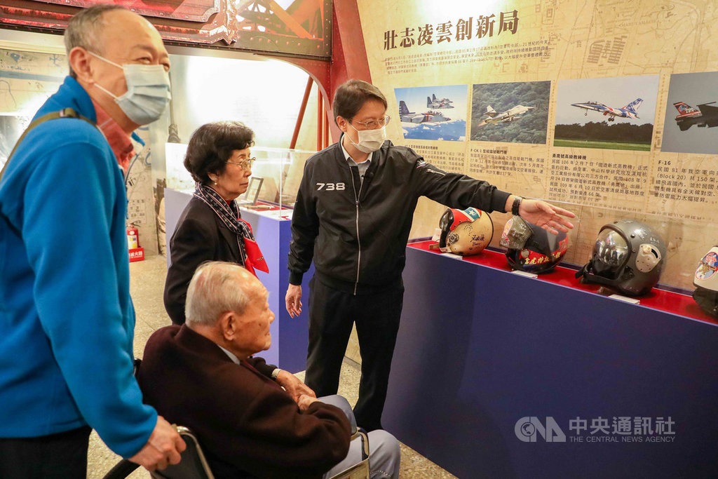 如今高齡105歲的前空軍飛官金英(前右)28日在兒子、演員金士傑(前左)陪同下,到新北市空軍三重一村與老戰友洪奇偉遺孀李家驤(後左)會面,並參觀空軍文物展。(新北市文化局提供)中央社記者黃旭昇新北市傳真 109年11月28日