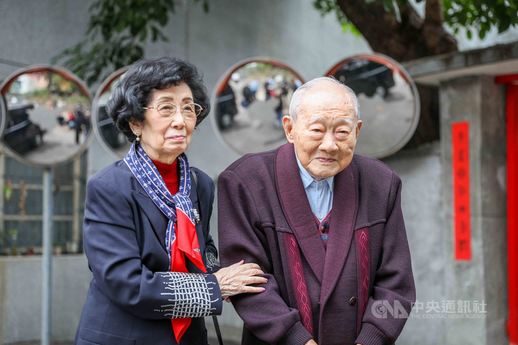 高齡105歲的前空軍飛官金英(右)28日與老戰友洪奇偉的遺孀李家驤(左)相見歡,並一同參觀新北市空軍三重一村的文物展。(新北市文化局提供)中央社記者黃旭昇新北市傳真 109年11月28日