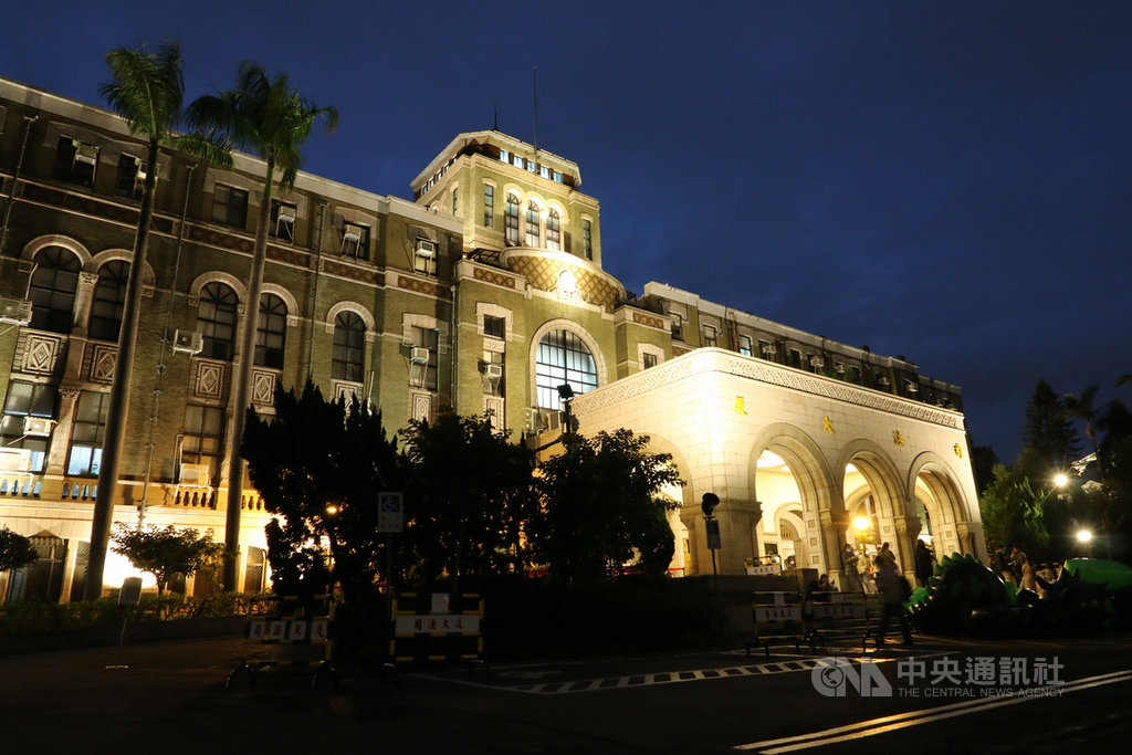 司法院主建築司法大廈於西元1934年間完工,28日配合「2020打開台北 Open House Taipei」活動首次對外開放參觀,晚間並點亮大樓外觀,邀民眾共賞燈光照耀下的古蹟之美。中央社記者蕭博文攝 109年11月28日