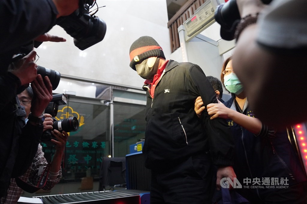 檢廉獲報,資產管理公司邱姓投資主管涉嫌行賄原勞動部勞動基金運用局國內投資組長游迺文,購買特定公司股票,藉此操縱股價。北檢拘提邱男到案,28日凌晨移送北檢複訊。中央社記者徐肇昌攝 109年11月28日