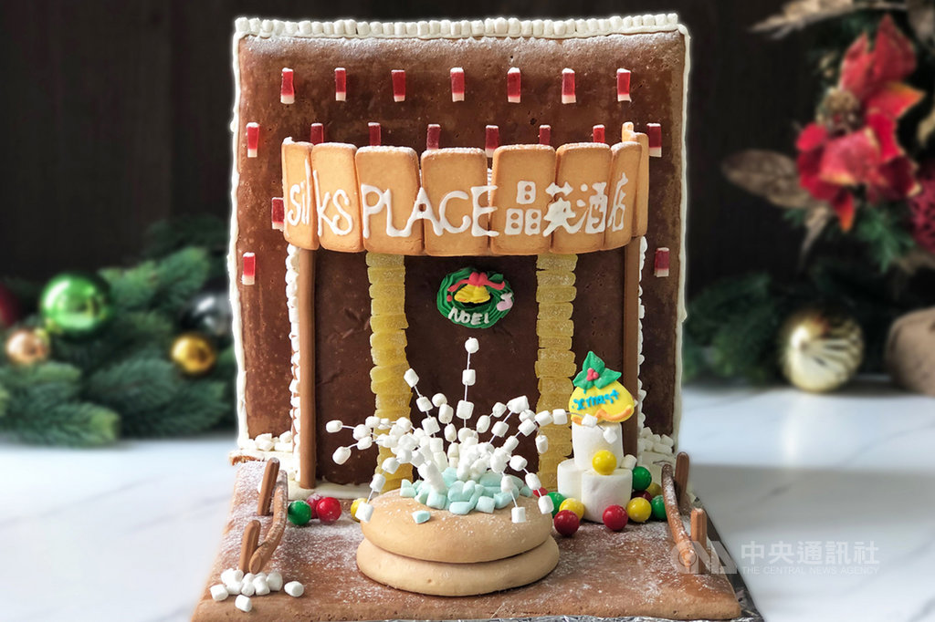 台南晶英酒店今年舉辦員工薑餅屋創意大賽,並在飯店大廳展示12座薑餅屋,其中甚至有完美復刻飯店大廳的薑餅屋。(台南晶英酒店提供)中央社記者余曉涵傳真 109年11月28日
