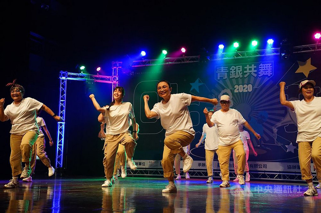 屏東縣政府舉辦「Old my尬!銀閃閃青銀共舞展演」活動,28日在六堆客家文化園區盛大舉行,舞棍阿公、阿嬤及青年們共組表演隊伍,輪番上陣熱力演出。(屏東縣政府提供)中央社 109年11月28日