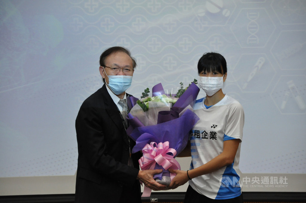 長庚醫院28日舉行首屆「長庚運動醫學團隊研究成果發表暨學術研討會」,曾獲長庚運動醫學團隊幫助的大同高中羽球隊員上台獻花。中央社記者葉臻攝 109年11月28日