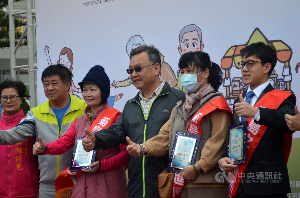 澎湖縣國際身障日系列活動「平等融合、力量無限」28 日在文化局演藝廳廣場舉行,縣長賴峰偉(右3)頒發菊島之光奮發獎、進用獎等獎項。中央社 109年11月28日