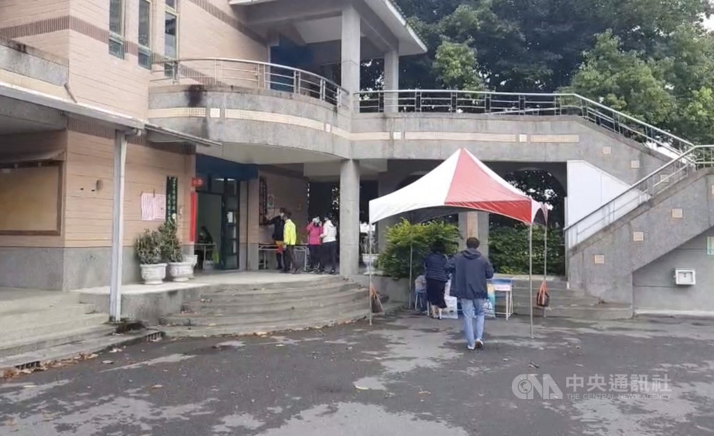 花蓮縣富里鄉28日舉辦鄉長陳榮聰罷免投票案,13處投開票所外都設有檢疫站,投票人量測體溫後被引導進入投票所,現場也備有口罩、酒精。(民眾提供)中央社記者張祈傳真 109年11月28日