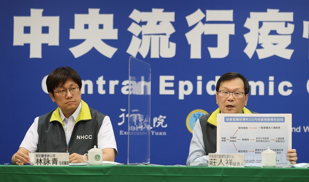 中央流行疫情指揮中心28日下午舉行記者會,由中心發言人莊人祥(右)、防疫醫師林詠青(左)說明最新疫情,莊人祥指出,國內新增9例境外移入武漢肺炎確定病例,其中8例自印尼入境,1例自美國入境。中央社記者謝佳璋攝 109年11月28日