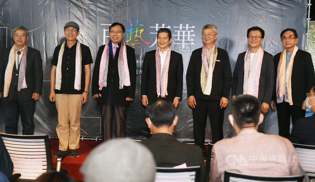 「台灣工藝復興季-百藝芳華2020台灣工藝大展」28日上午在國立台灣工藝研究發展中心台北當代工藝設計分館舉行開幕典禮,文化部長李永得(中)出席,和與會藝術家及來賓合影。中央社記者施宗暉攝 109年11月28日