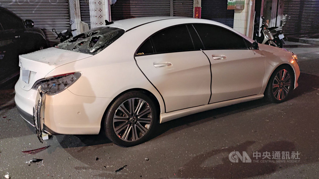 高雄新興區28日凌晨發生當街砸車衝突,19歲舒姓男子與王姓男子談判調解後覺得自己不被尊重,找8人前去砸王男的車洩憤。圖為被砸車輛。(高雄市警局新興分局提供)中央社記者洪學廣傳真 109年11月28日